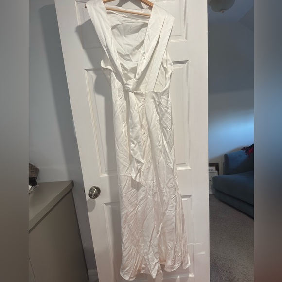 Elegant White Maxi Dress - Picture 4 of 4